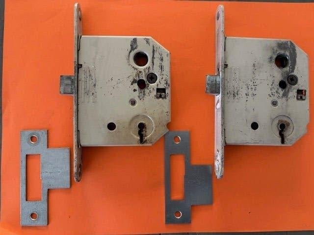 2x Binnendeursloten, set blinde deurschild en sluitplaten, Ophalen of Verzenden, Gebruikt, Slot