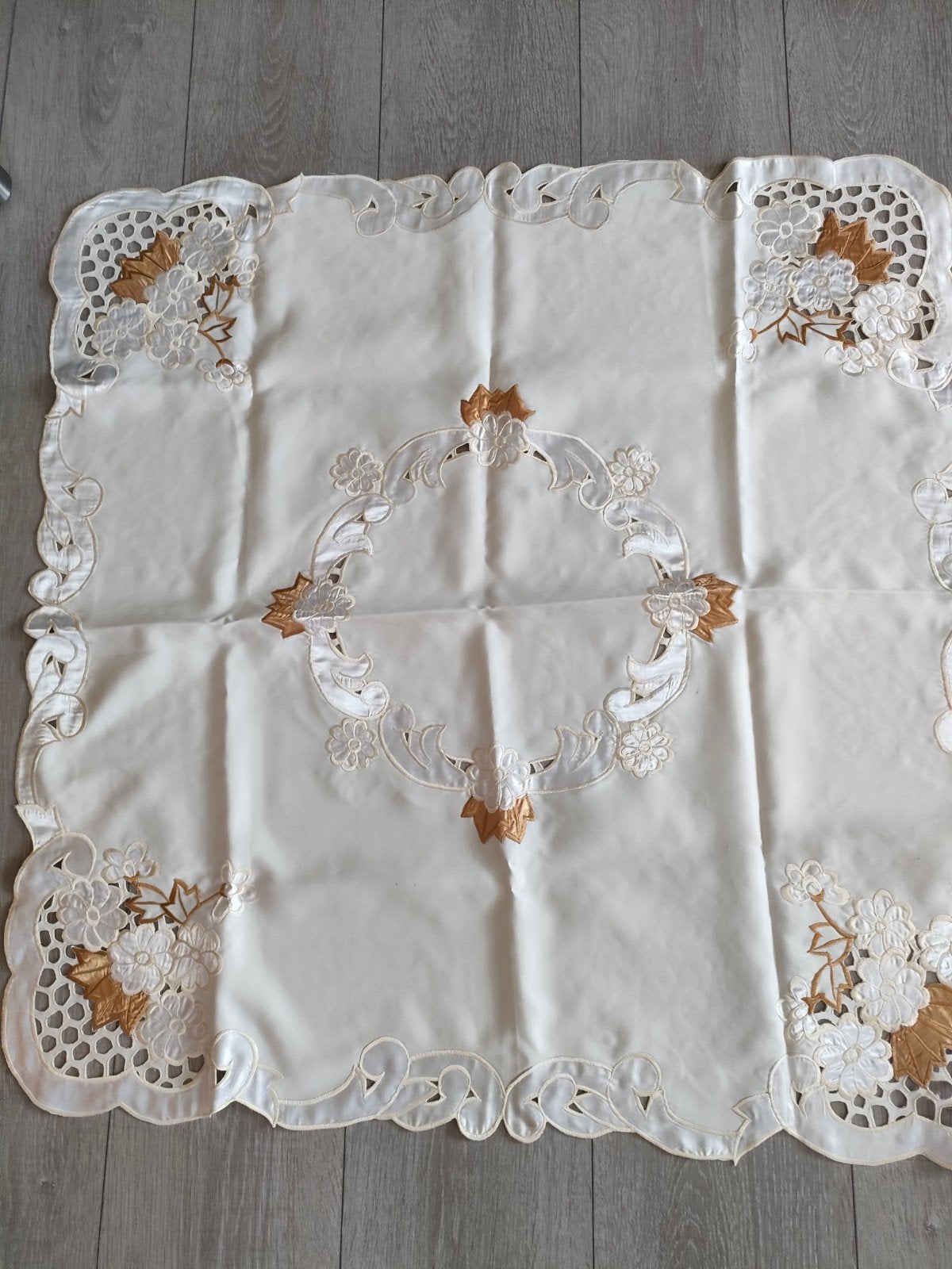 Tafelkleed 80x80 cm met geborduurde bloemen, Gebruikt, Geborduurd, Vierkant, Ophalen of Verzenden