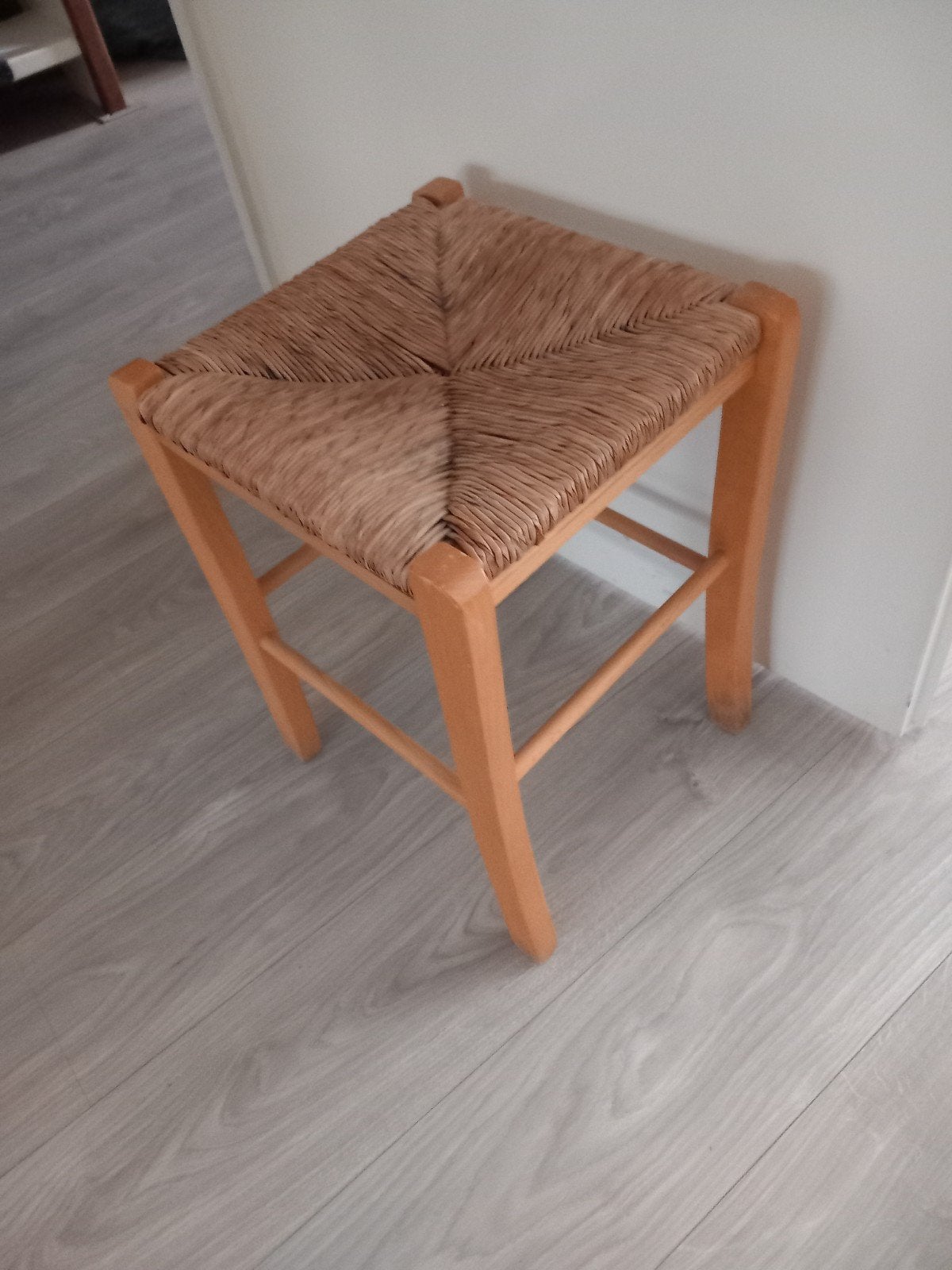 Houten kruk met rieten zitting, Ophalen, Hout
