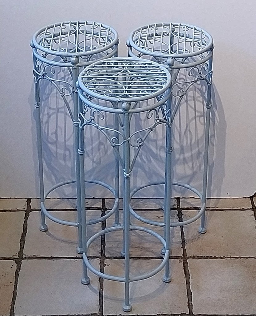 3 metalen plantenstandaard's (PER STUK € 12,00), Ophalen