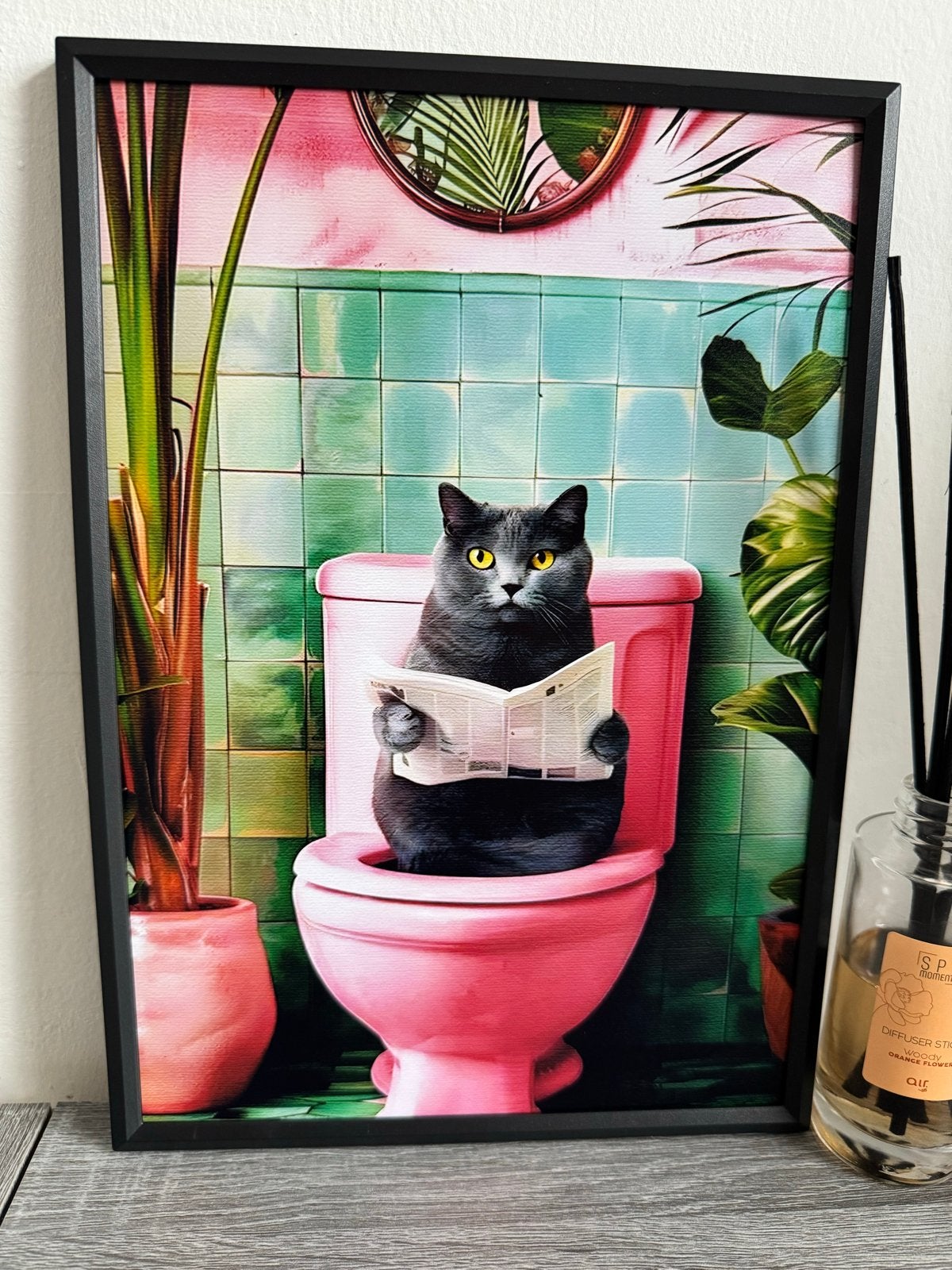 Ingelijste Poster Grijze Kat op Toilet 21x30cm - Nieuw, Minder dan 50 cm, Nieuw, Ophalen of Verzenden, Foto of Poster