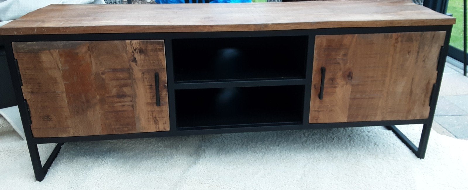 Tv kast van mangohout met zwart staal, Ophalen, Zo goed als nieuw, Overige houtsoorten, Industrieel