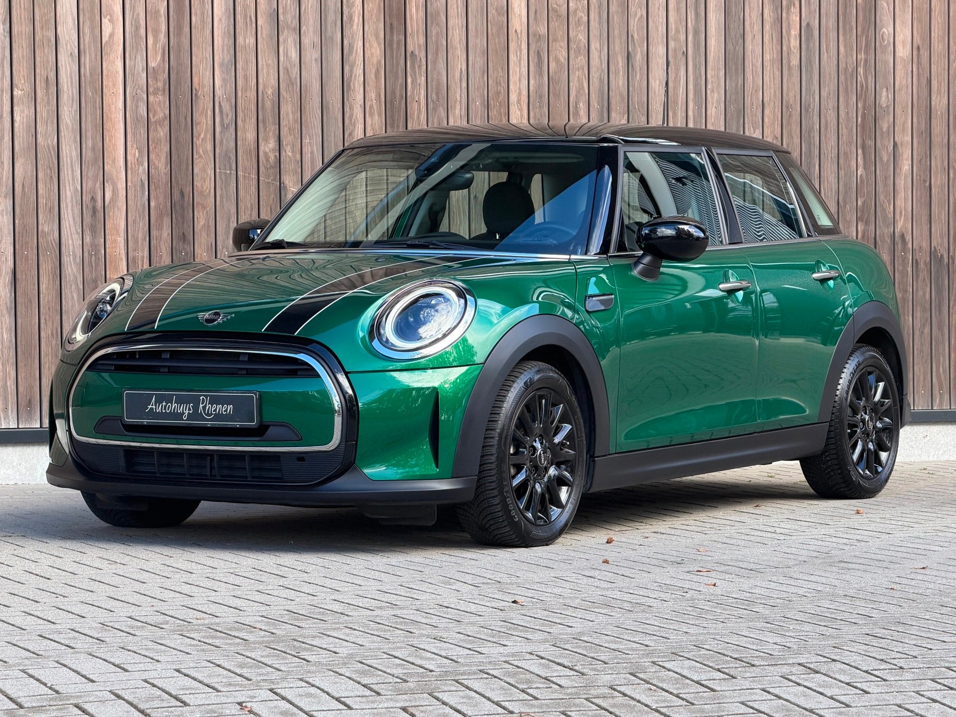 Mini 5-Deurs 1.5 Cooper Classic / Led / Half leder / Camera, Auto's, Dealer onderhouden, 136 pk, Gebruikt, Leder en Stof