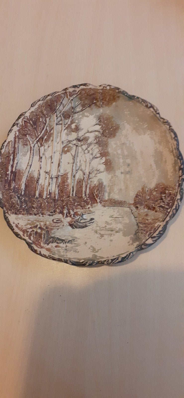 Antiek decoratief bord met bos- en waterlandschap, Ophalen of Verzenden