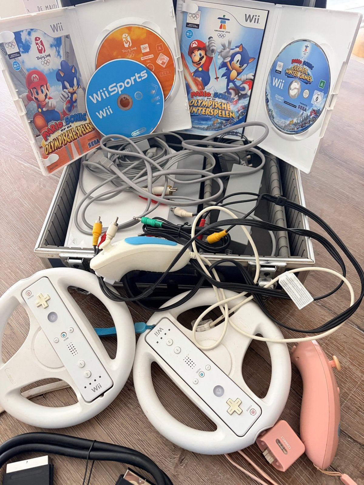 Nintendo Wii met 2 controllers in een handige koffer, Ophalen, Gebruikt, Met 2 controllers, Met games