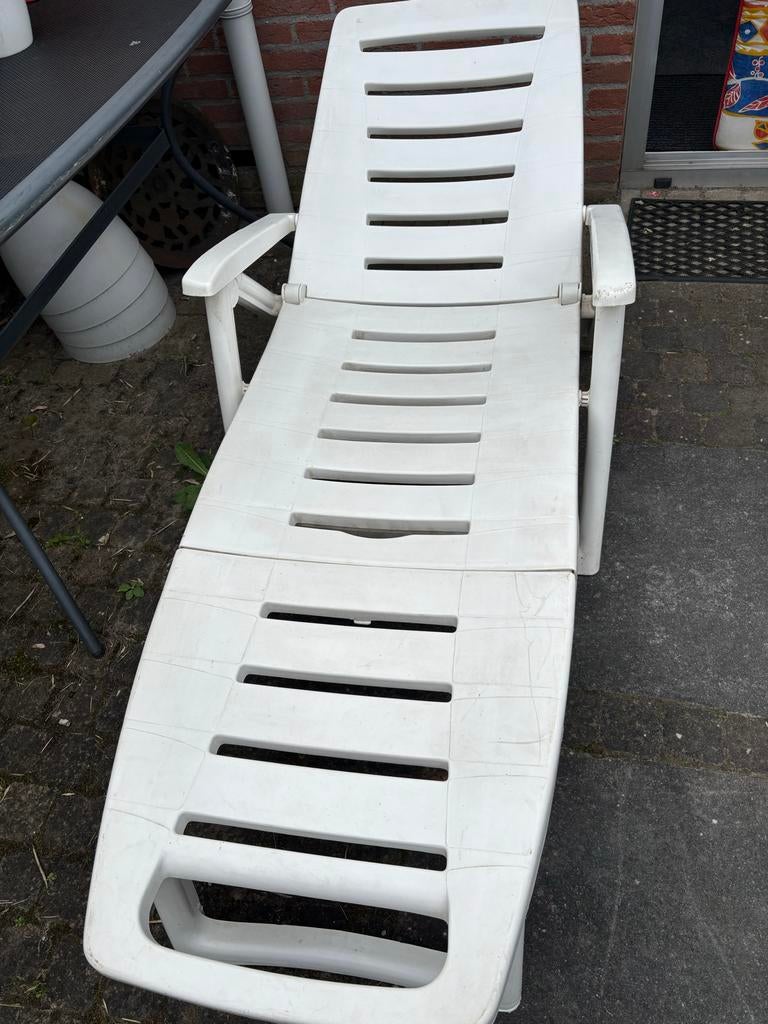 Witte kunststof ligstoel en tuinstoel,bijna gratis, Tuin en Terras, Ligbedden, Ophalen, Zo goed als nieuw, Kunststof, Verstelbaar