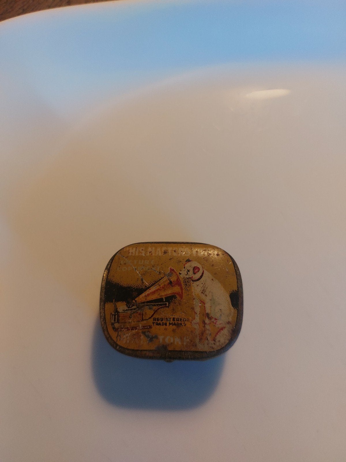 Antiek His Master's Voice naaldenblikje met inhoud, Ophalen