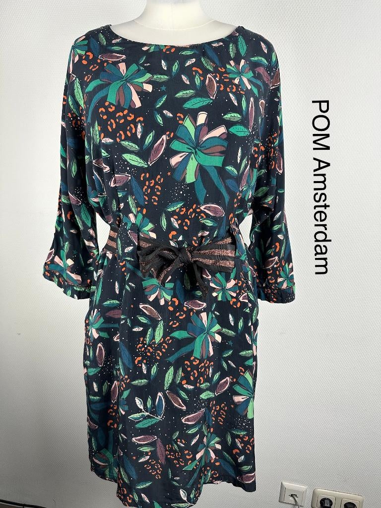POM Amsterdam Jurk  (mt: 42) 19,2/9974, Kleding | Dames, Jurken, Nieuw, Maat 42/44 (L), Blauw, Onder de knie, Ophalen of Verzenden