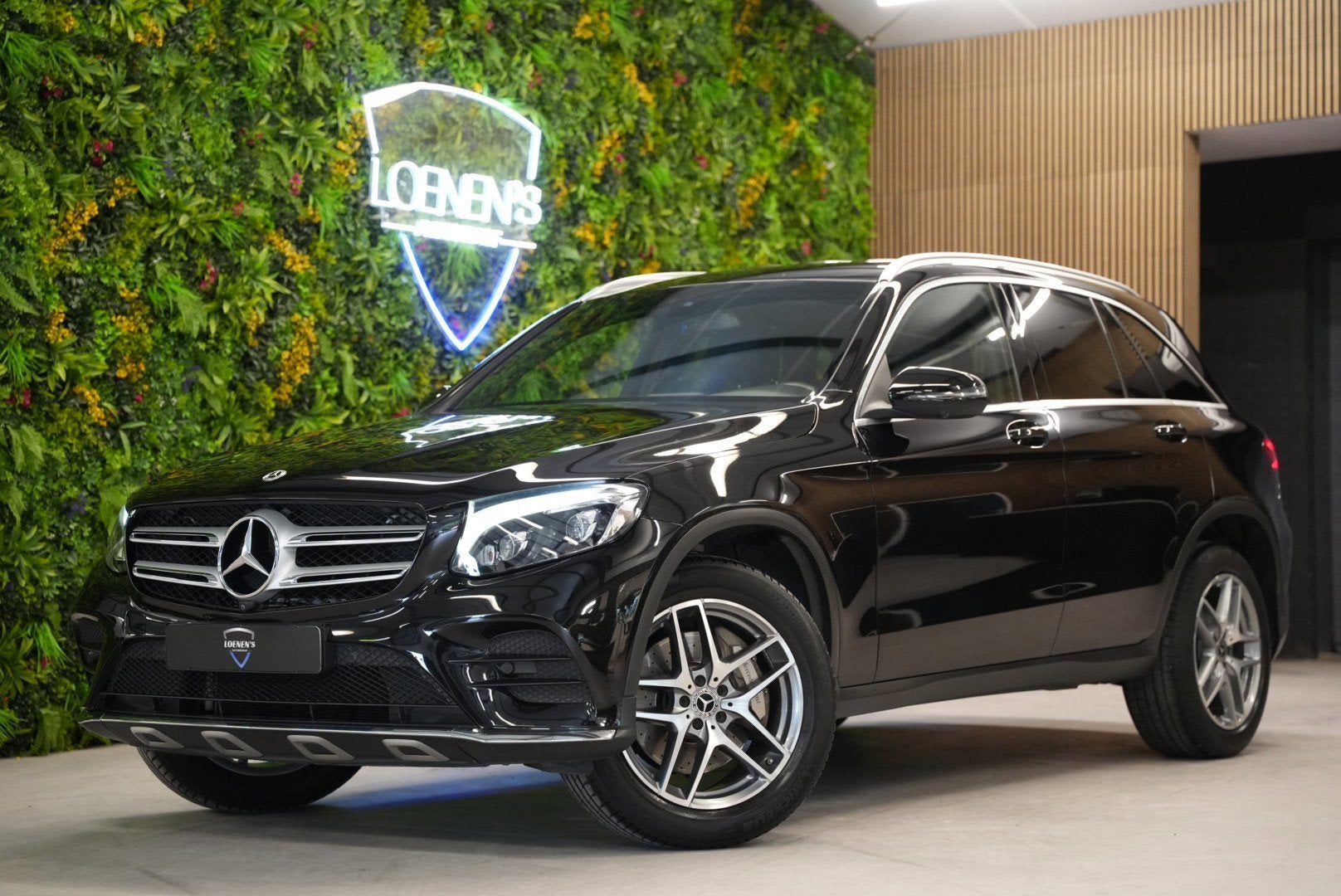 Mercedes-Benz GLC-klasse 250 4MATIC AMG / Luchtvering / Trek, Dealer onderhouden, 15 km/l, Gebruikt, Zwart