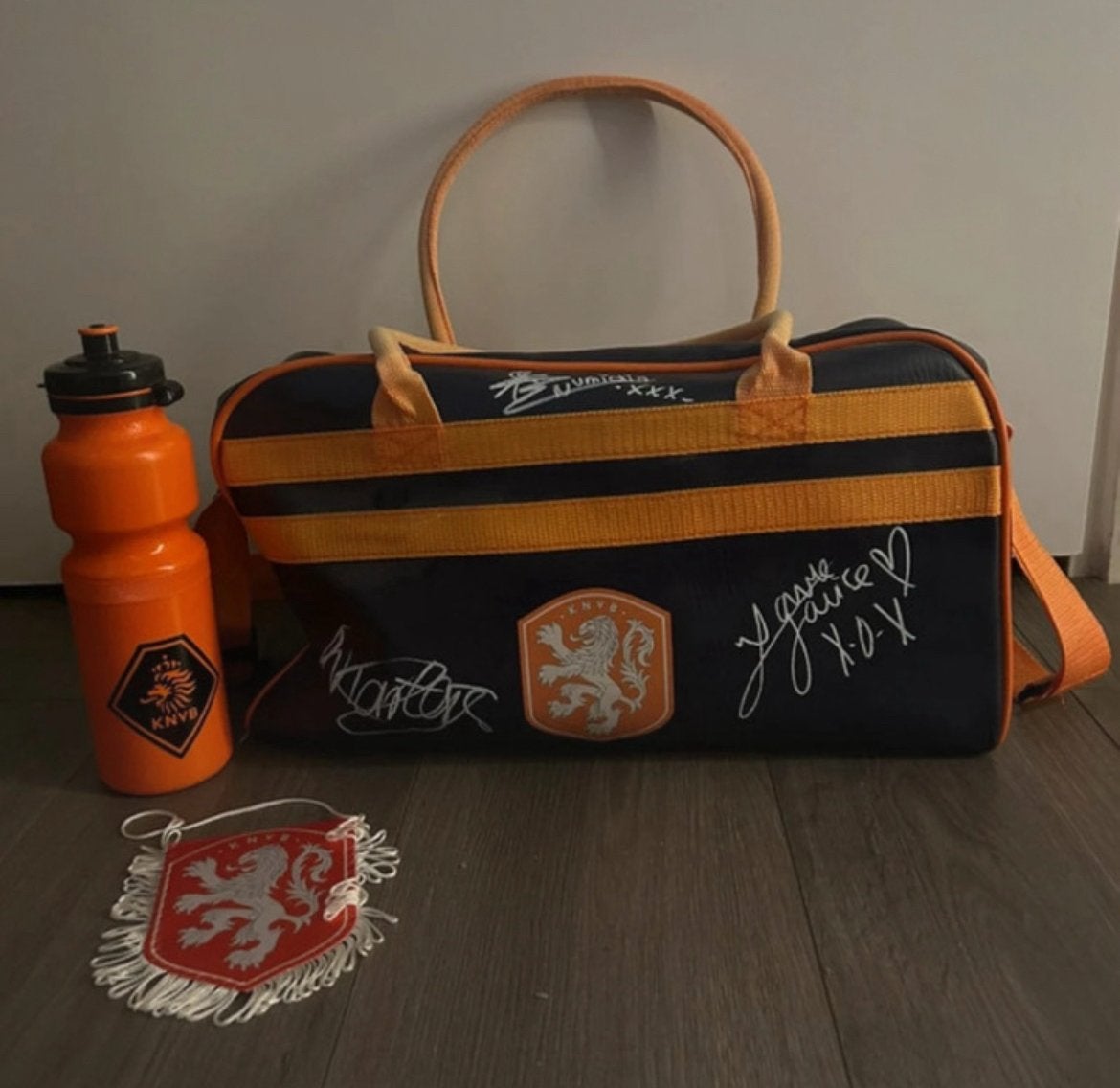 Unieke gesigneerde oranjeleeuwinnen tas, Ophalen of Verzenden, Zo goed als nieuw, Overige binnenlandse clubs, Overige typen