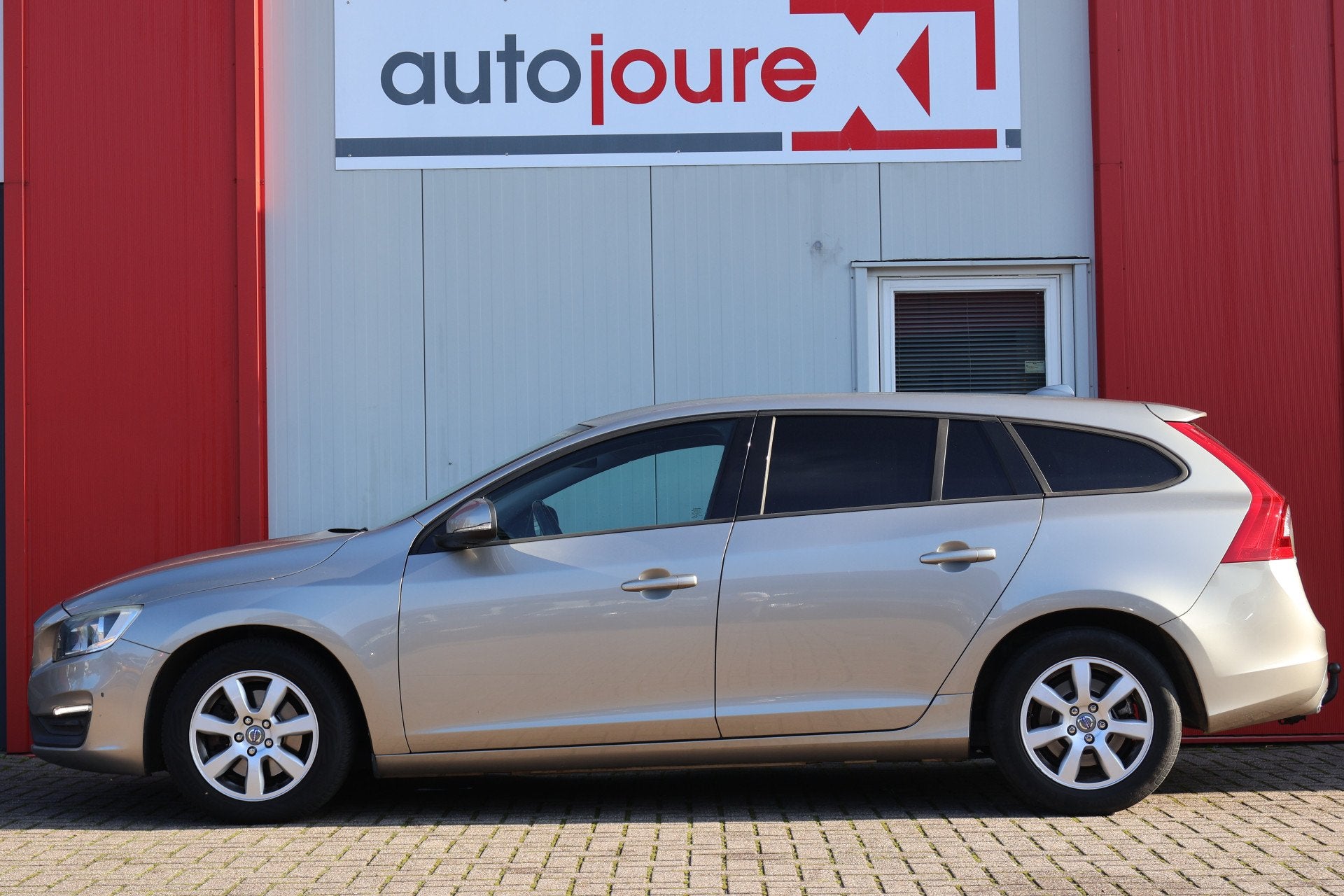 Volvo V60 2.0 D4 Kinetic (bj 2014, automaat), Auto's, 4 cilinders, Origineel Nederlands, Diesel, 168 €/maand
