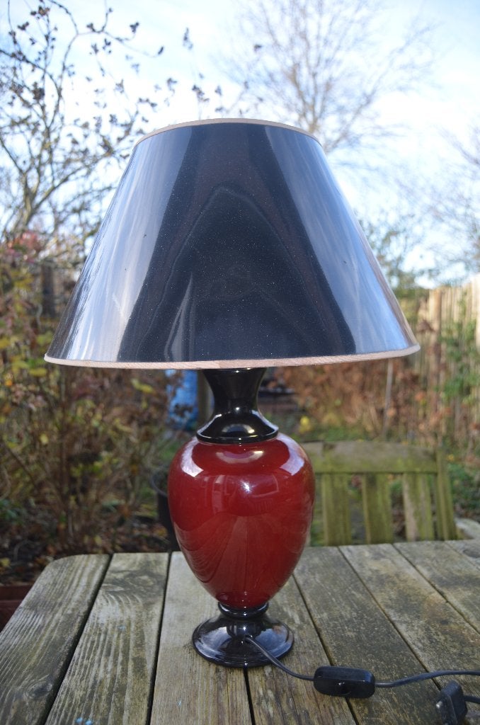 Mooie donkerrode schemerlamp in goede staat, Huis en Inrichting, Lampen | Tafellampen, Gebruikt, 55 cm, Ophalen of Verzenden, Rood