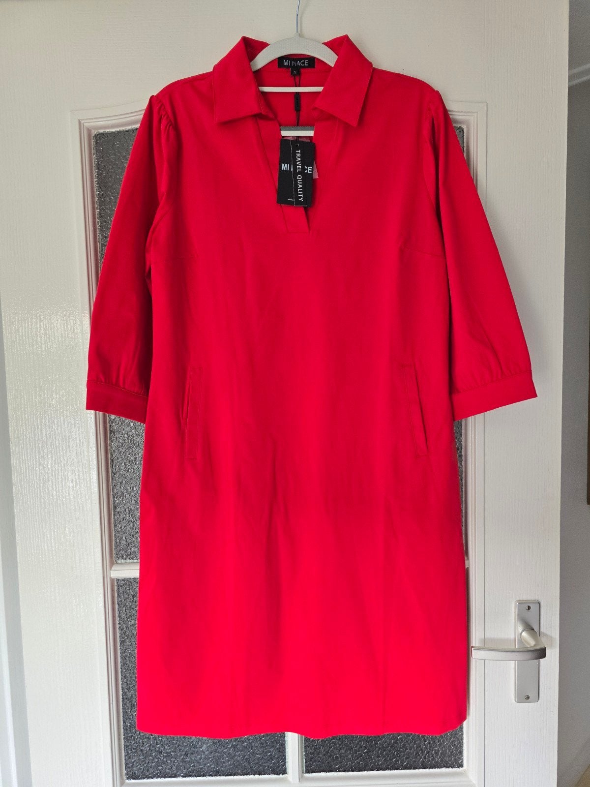nieuw mi piace jurk red travel S, Kleding | Dames, Jurken, Ophalen of Verzenden, Nieuw, Rood, Onder de knie