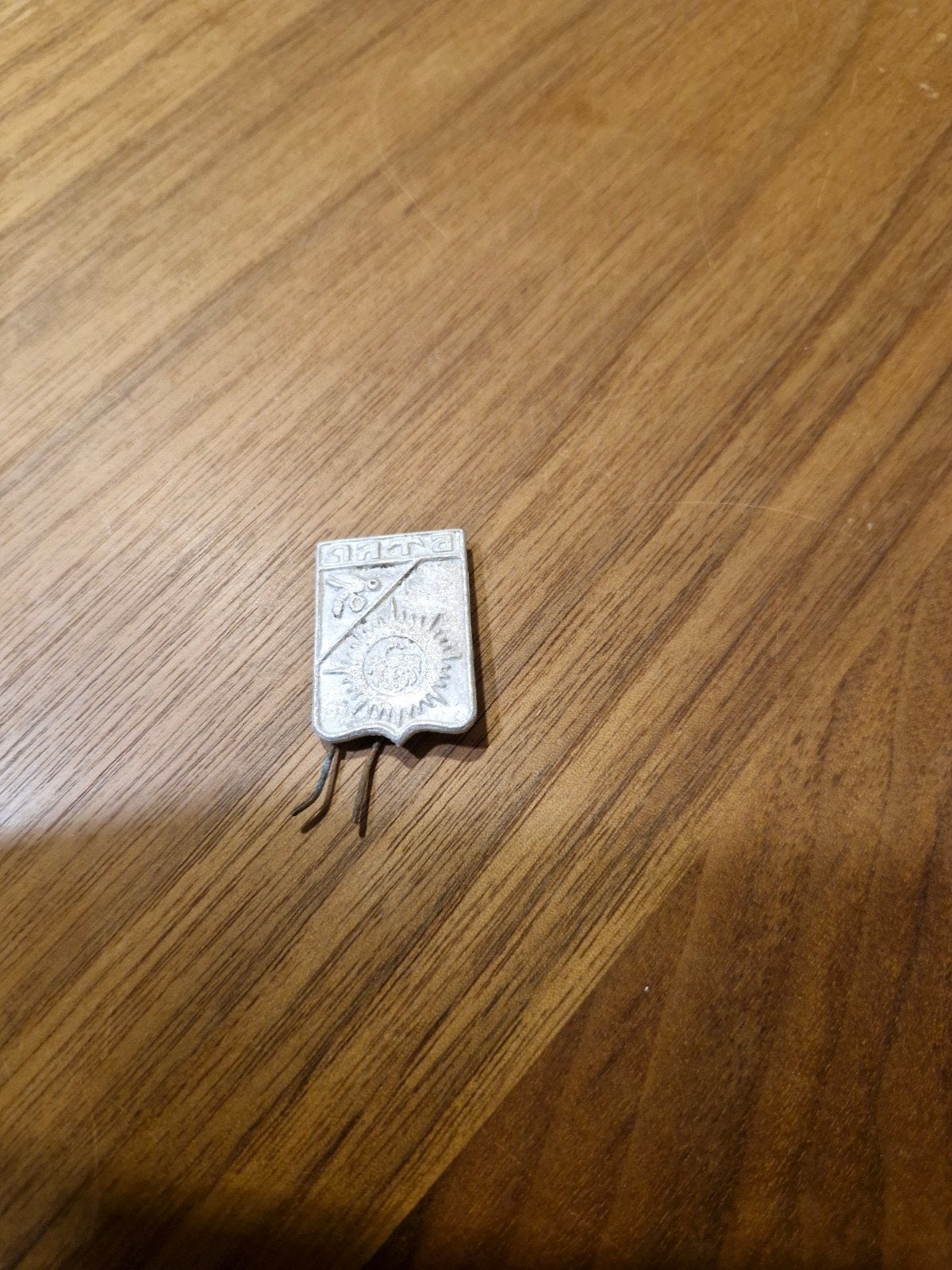 R 038 Vintage Speldje/Pin met Wapen of Logo Jalta USSR, Verzamelen, Ophalen of Verzenden, Gebruikt, Overige onderwerpen, Speldje of Pin