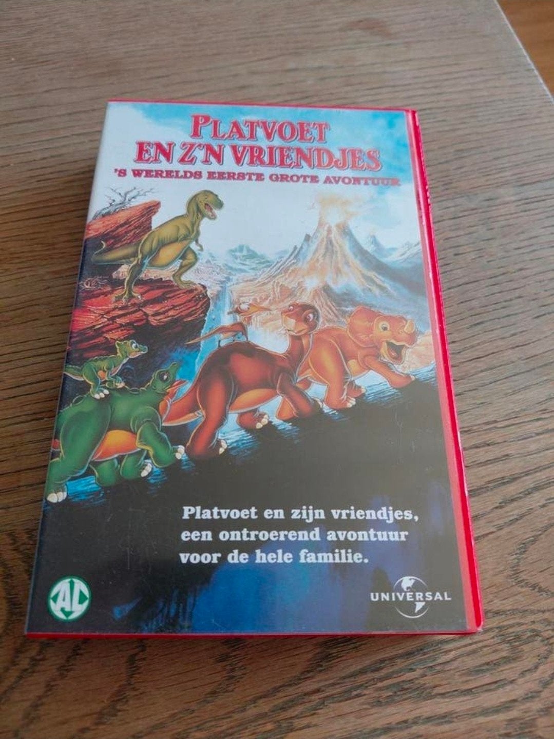 Platvoet en z'n vriendjes 1 videoband NIEUW IN FOLIE!, Tekenfilm, Alle leeftijden, Ophalen of Verzenden, Nieuw in verpakking
