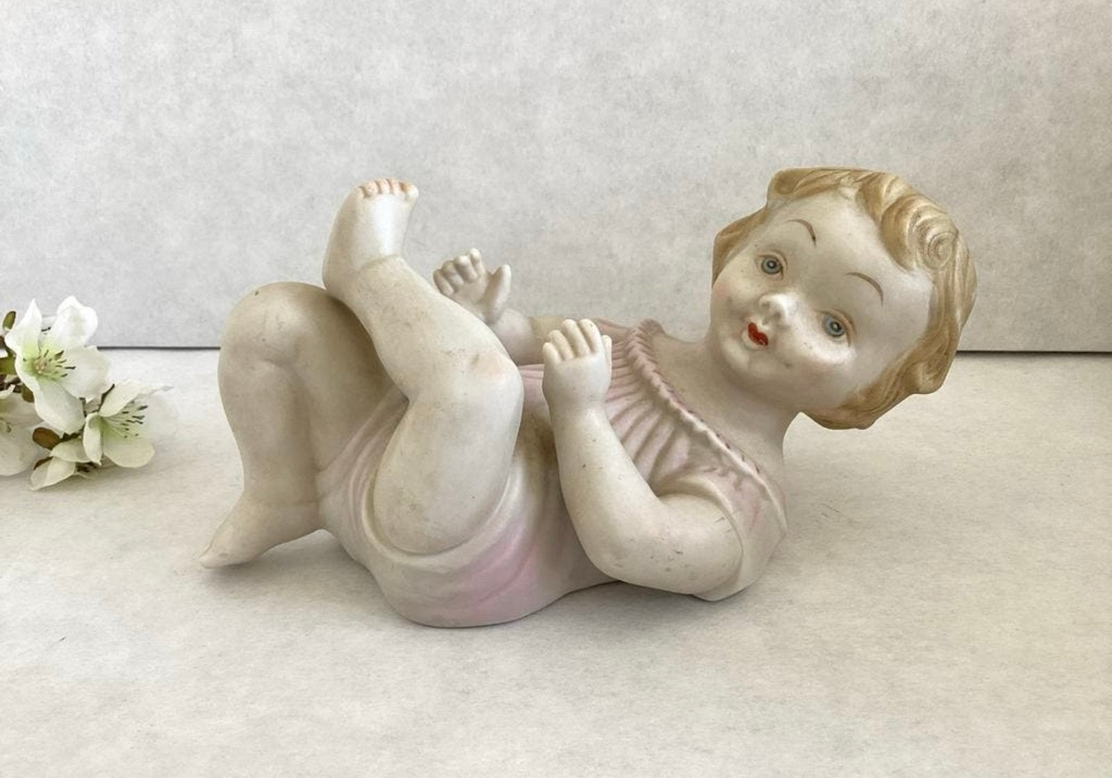 Vintage porseleinen biscuit beeldje van liggende Piano Baby, Antiek en Kunst, Ophalen of Verzenden