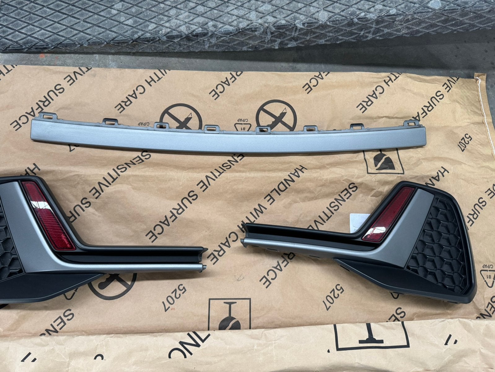 Org. Audi A1 82A (GBA) S-Line achterbumper roosters lijsten, Ophalen