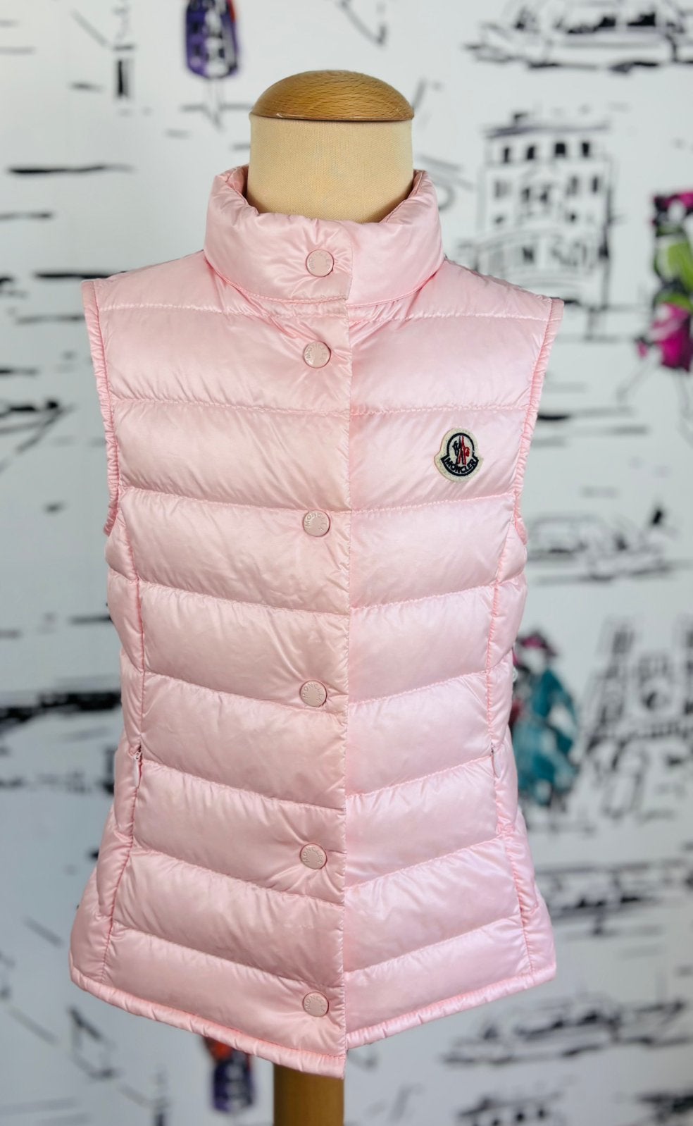 Moncler suikerspinroze dons bodywarmer jas maat 6, Kinderen en Baby's, Moncler EU, Zo goed als nieuw, Moncler, Customercare@moncler.com
