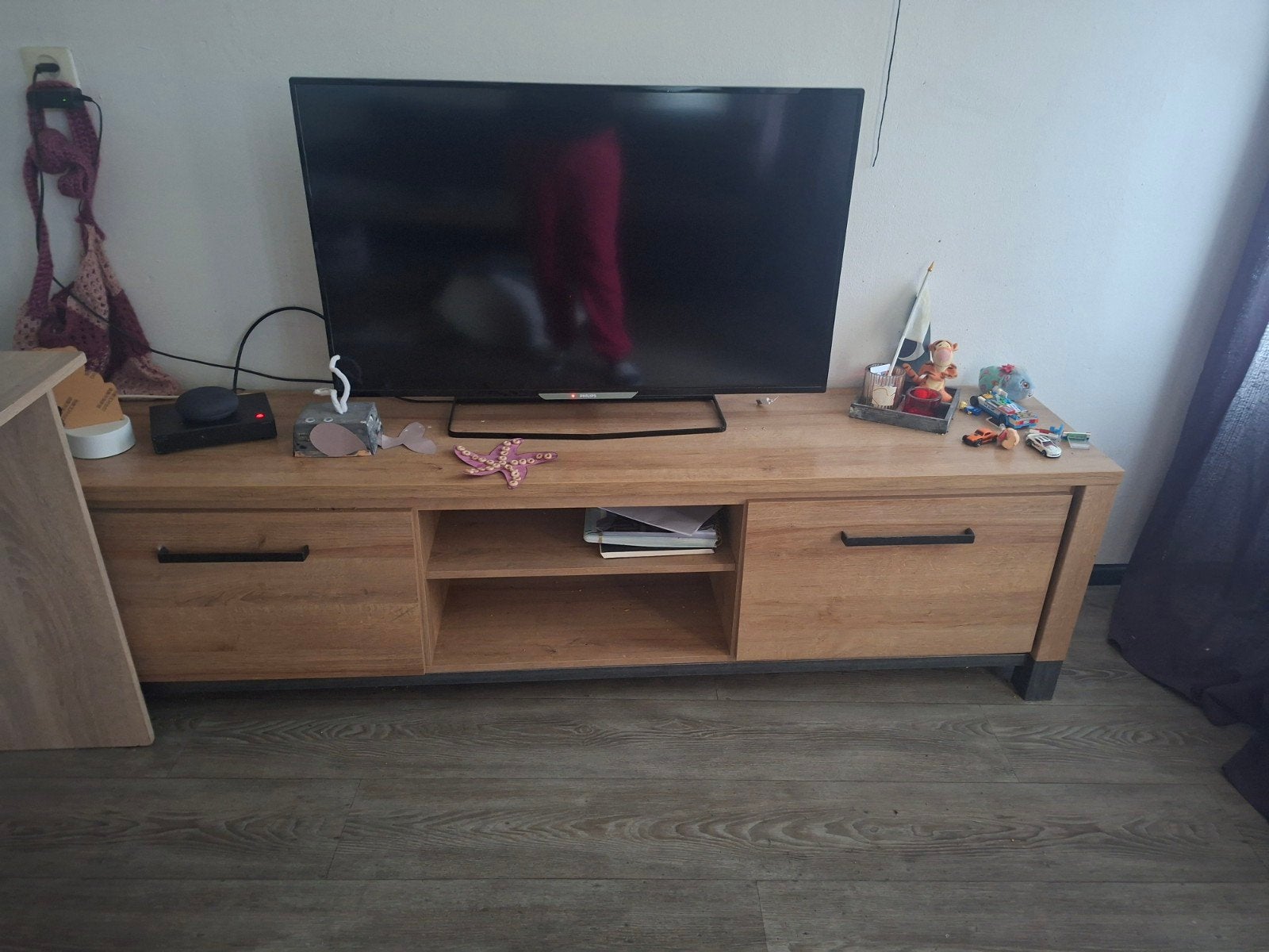 Houten TV-meubel met lades en open vakken, 100 tot 150 cm, Ophalen of Verzenden, Zo goed als nieuw, Glas