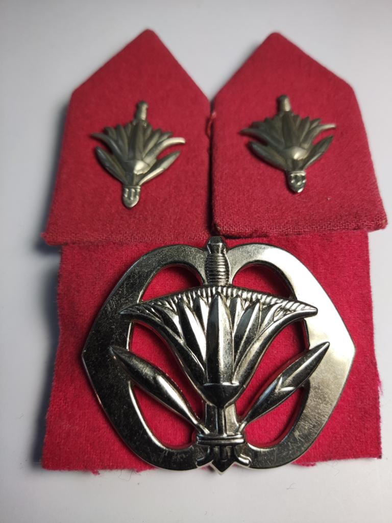 Oud setje Militaire Administratie met oudrose kraagspiegels, Ophalen of Verzenden, Landmacht, Nederland, Embleem of Badge