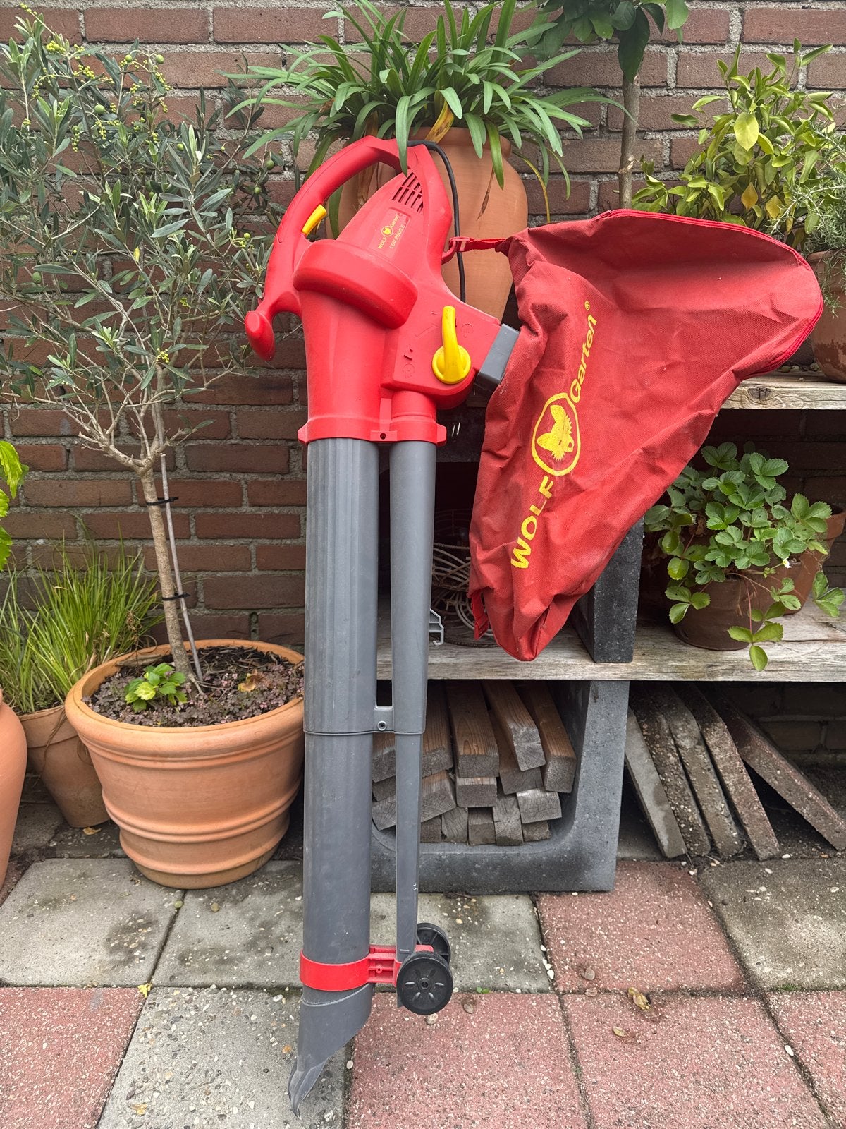 Wolf Garten Bladblazer LAV 2600 E - Elektrisch, Ophalen, Handgedragen, Zo goed als nieuw, Met opvangzak