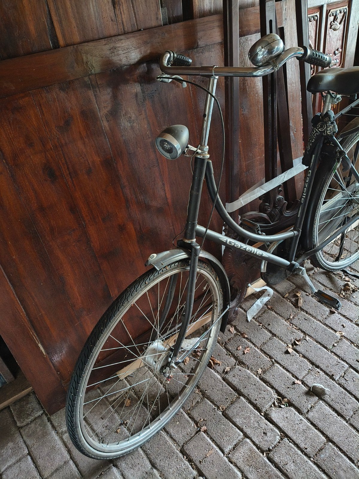 Gezelle "oma" fiets (ophalen in Linde), Ophalen, Handrem