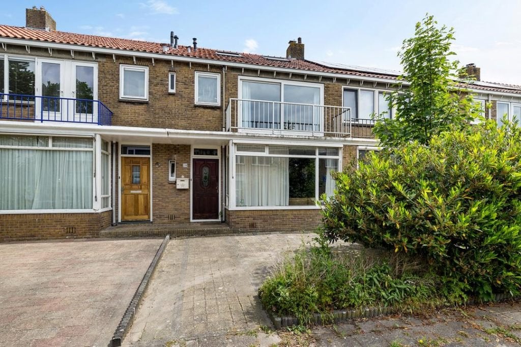 Grote ruime woning Dennenstraat 106 te Leeuwarden, Leeuwarden, Tot 200 m², Tussenwoning, Friesland