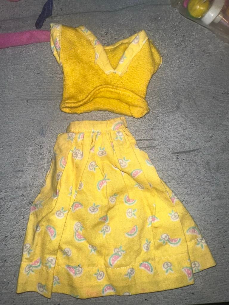 676 Vintage Barbie rok en topje - Geel met fruitprint, Verzamelen, Poppen, Ophalen of Verzenden, Zo goed als nieuw