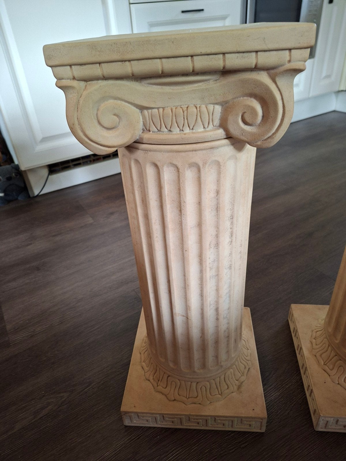 Decoratieve zuilen in klassieke stijl - set van 2. 66cm hoog, Huis en Inrichting, Woonaccessoires | Zuilen en Pilaren, Ophalen of Verzenden