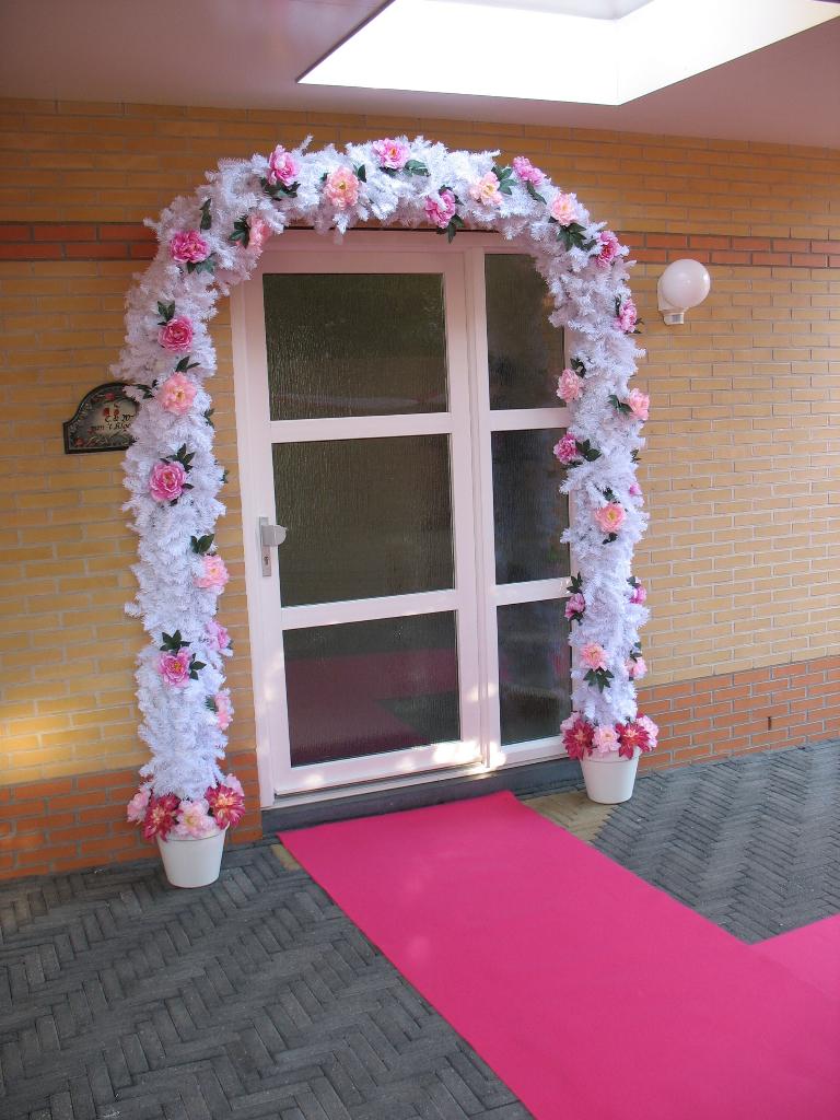 Mooie witte ereboog met roze+fuchsia kleur bloemen te koop, Hobby en Vrije tijd, Feestartikelen | Verhuur, Gebruikt, Geboorte of Huwelijk