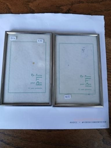 2 oude 70ér jrn fotolijstjes, identiek,(adv.nr.373), Audio, Tv en Foto, Fotografie | Fotolijsten, Gebruikt, Zilver, Metaal, Hangend