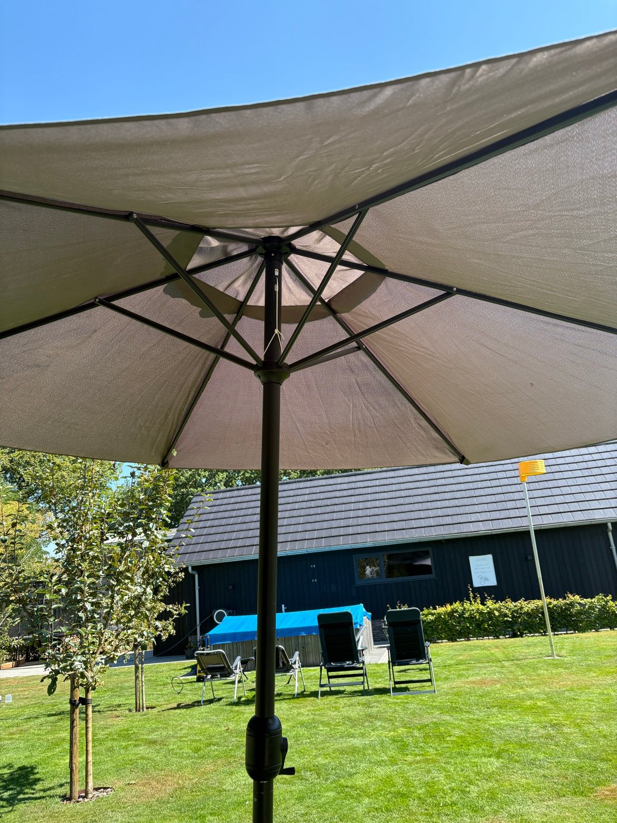 Parasol - Grijs - Zo goed als nieuw, Tuin en Terras, Parasols, Ophalen, Zo goed als nieuw, 2 tot 3 meter, Stokparasol