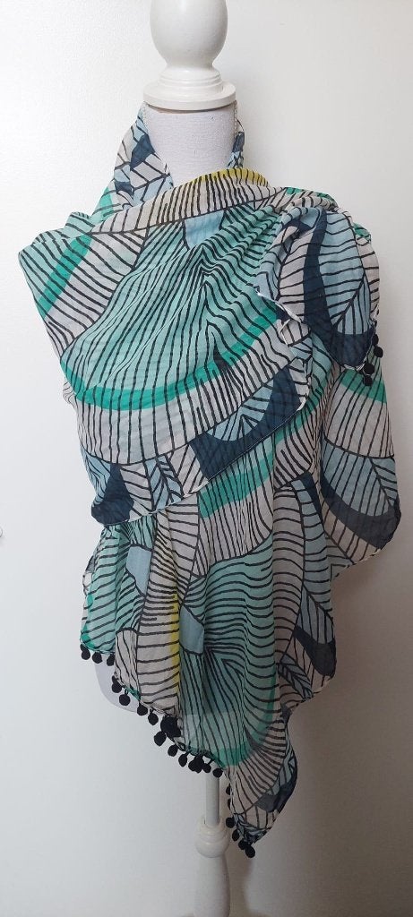 (SJAAL04) breede blauw/groene sjaal met kleine pompoms, Ophalen of Verzenden, Zo goed als nieuw, Maat 46/48 (XL) of groter, Sjaal