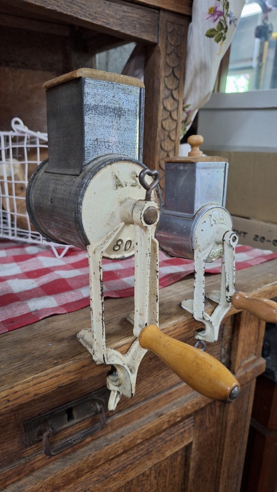 Antieke gietijzer emaille molentjes, Ophalen