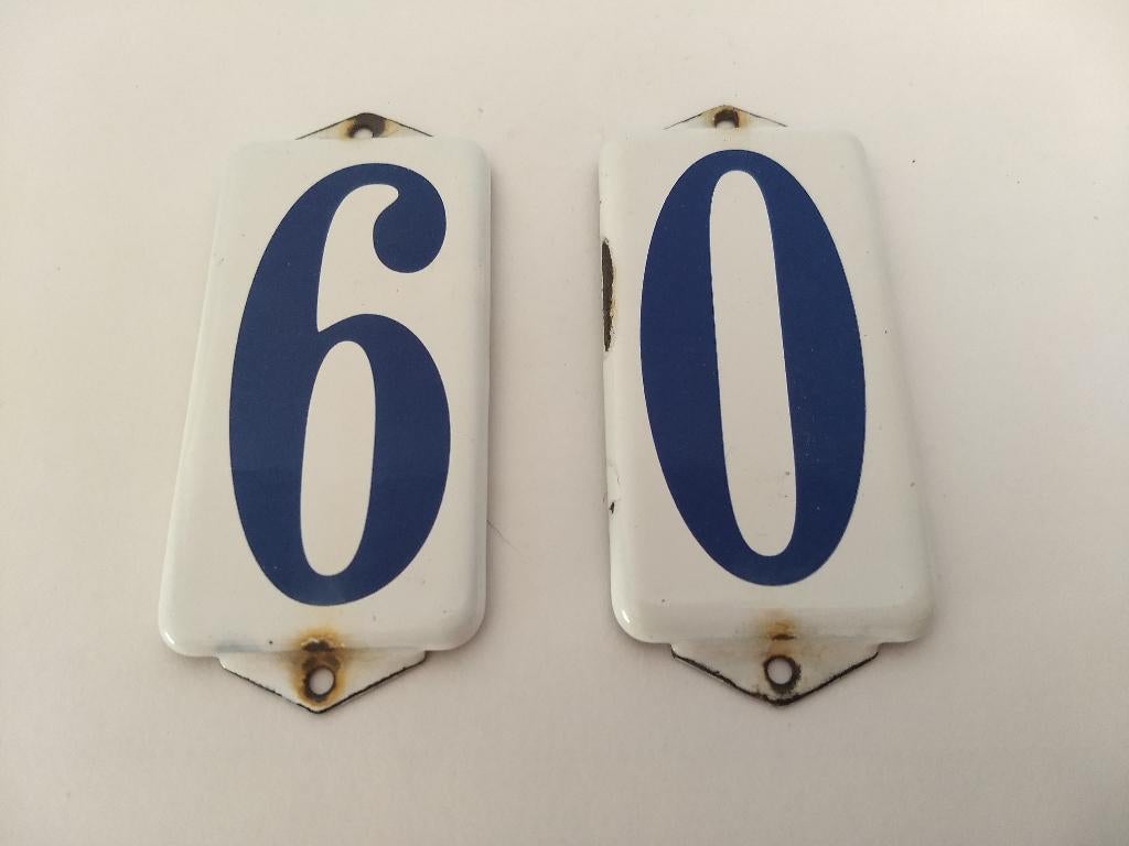 2 vintage emaille huisnummer bordjes, Antiek en Kunst, Antiek | Emaille, Ophalen