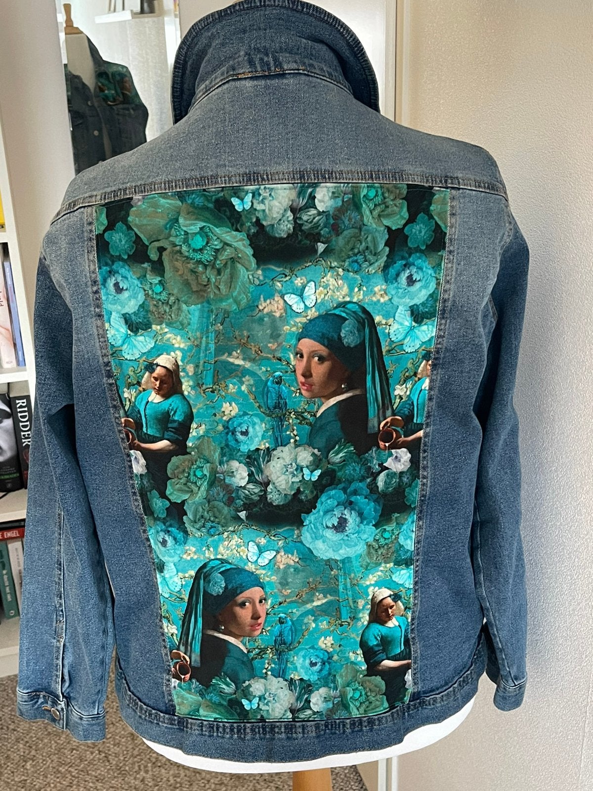 Sale: Gepimt spijkerjasje met Vermeer print maat 48, Kleding | Dames, Grote Maten, Zo goed als nieuw, Jasje of Colbert, Blauw