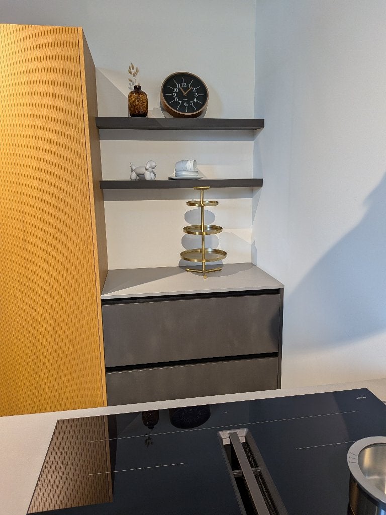 Foto 4 van Showroomkeuken greeploos eiland dark grey echt hout