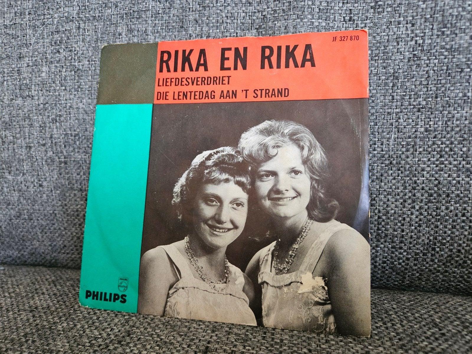 Rika en Rika - Liefdesverdriet / Die Lentedag Aan 't Strand, Ophalen of Verzenden, Gebruikt, 7 inch, Nederlandstalig