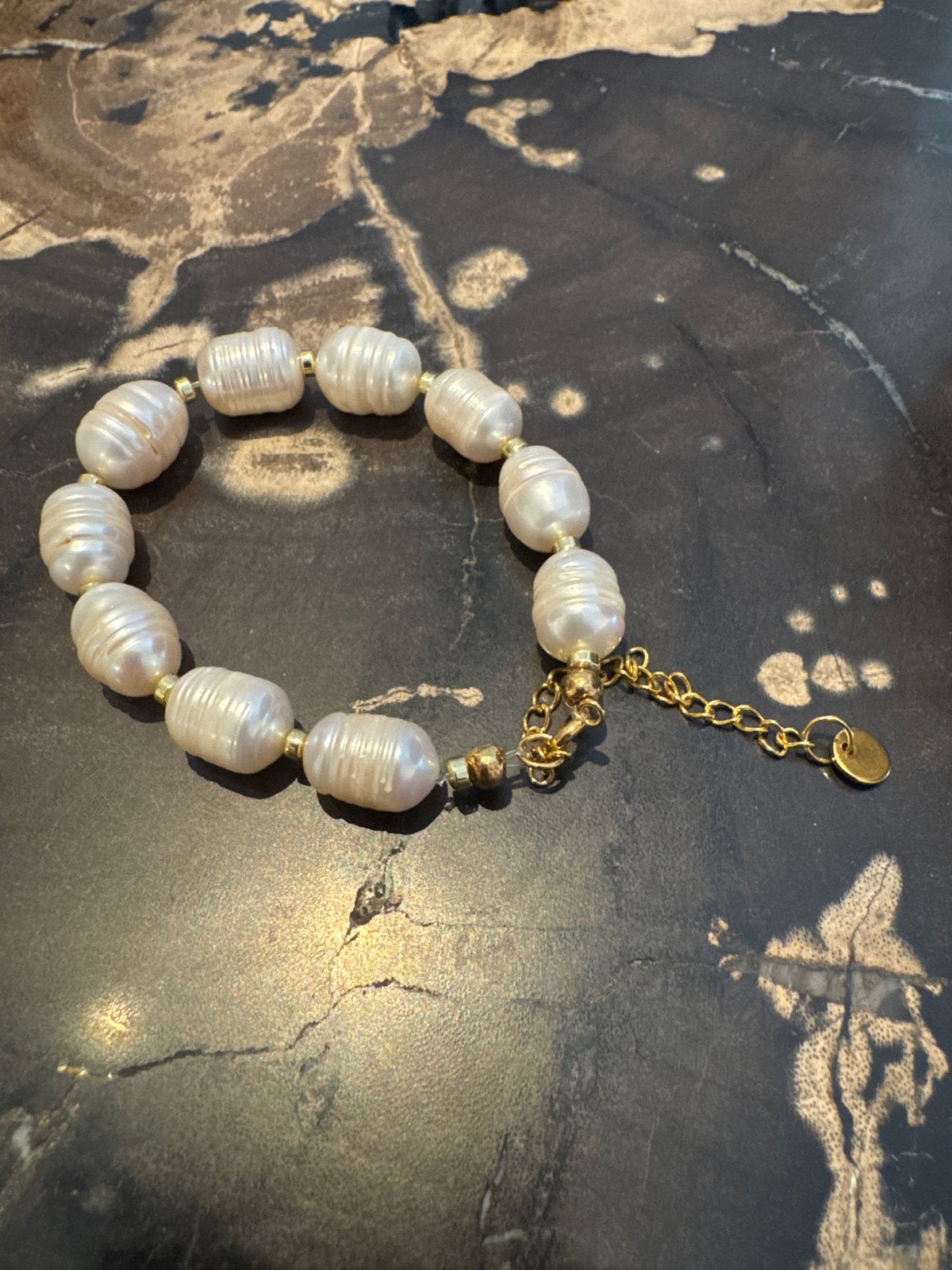 Elegante zoetwaterparel armband met gouden accenten, Overige materialen, Wit, Nieuw, Ophalen of Verzenden