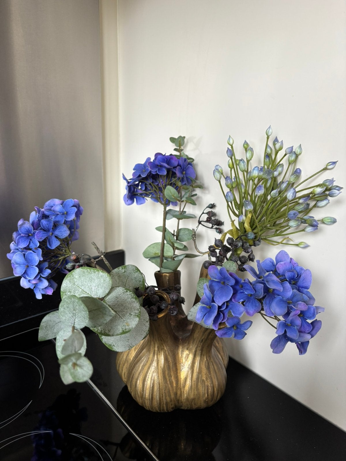Gouden vaas met blauwe kunstbloemen, Ophalen of Verzenden, Nieuw, Boeket, Blauw