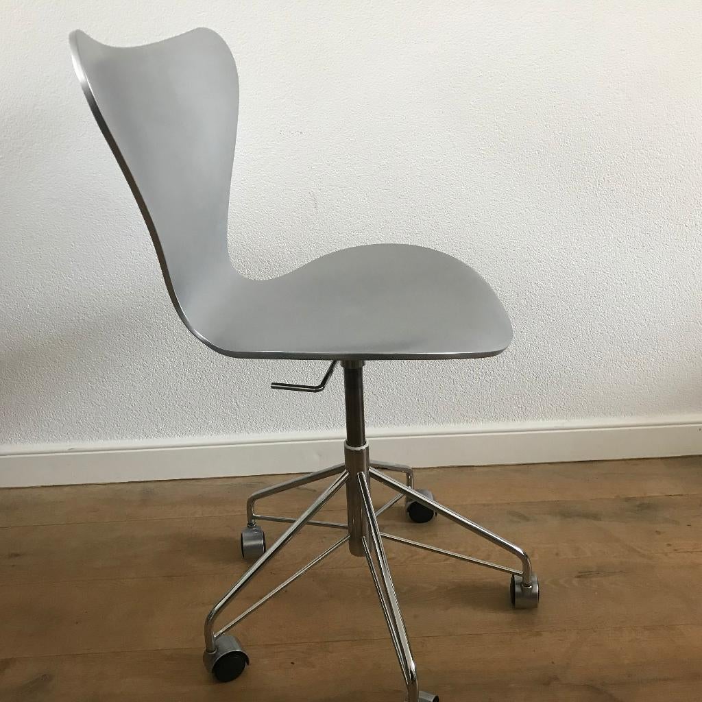 2 Fritz Hansen vlinder stoel 3117 bureaustoel zilvergrijs, Huis en Inrichting, Bureaustoelen, Zwart, Ophalen of Verzenden, Zo goed als nieuw