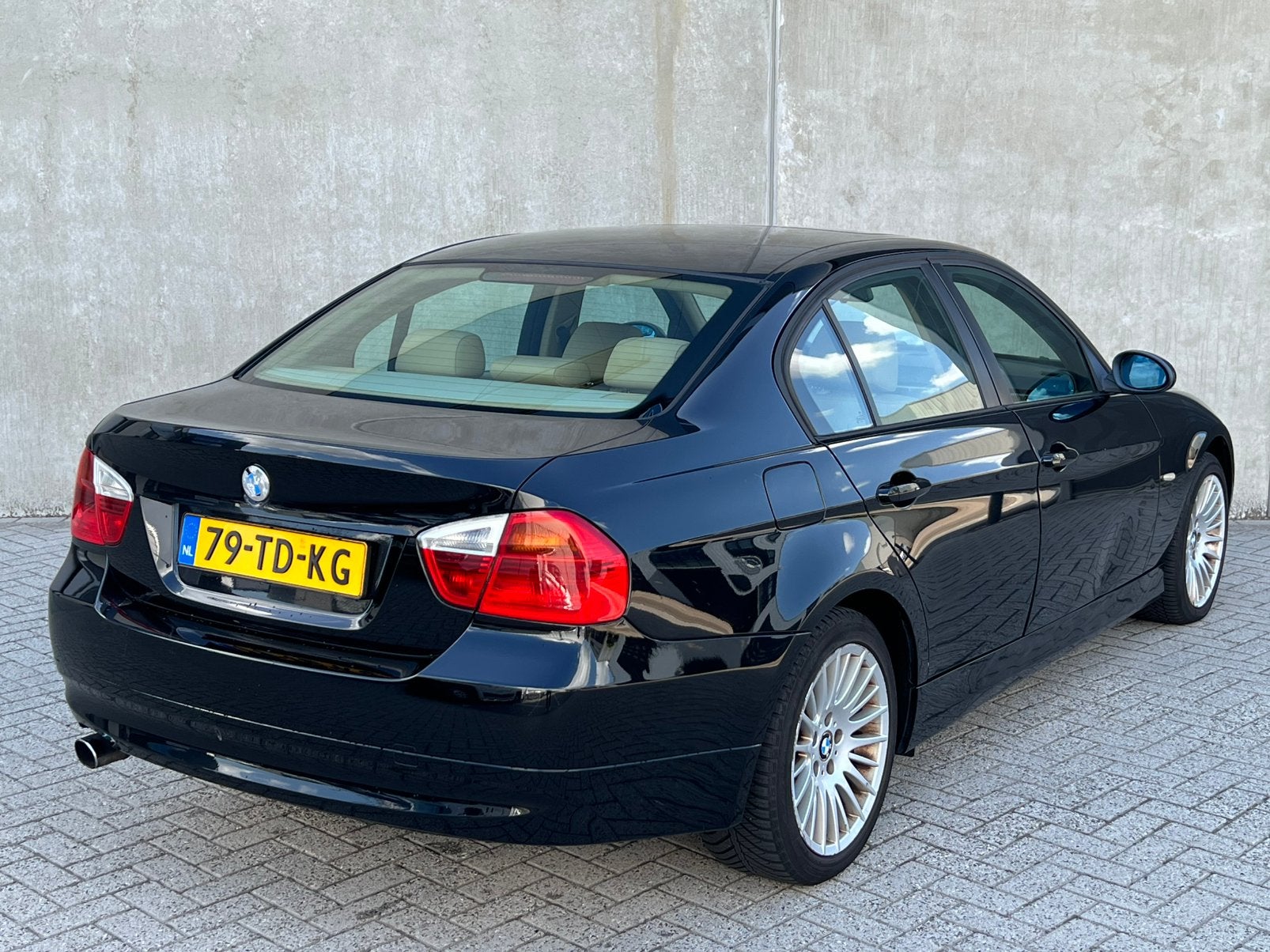 Zwarte BMW 3-Serie 318i E90 Sedan 129PK/SchuifDak/NieuweAPK!, Auto's, BMW, Achterwielaandrijving, Beige, 4 cilinders, Zwart