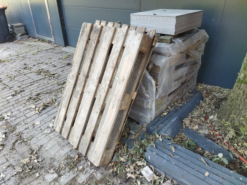Gratis!! 2 pallets: Europallet EPAL + houten pallet, Ophalen, Gebruikt, 50 mm of meer, Pallet