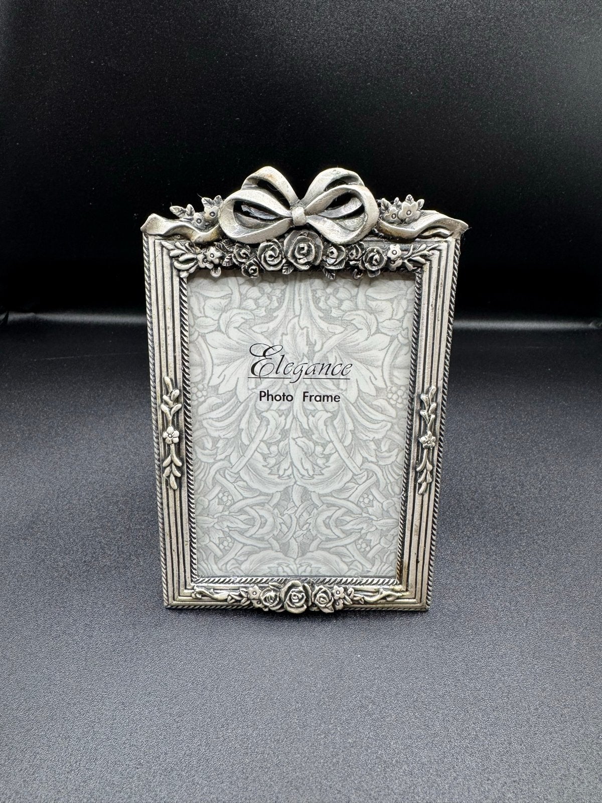 Elegante Zilverkleurige Fotolijst met Strik en Rozen, Zilver, Metaal, Standaard fotolijst, Ophalen of Verzenden