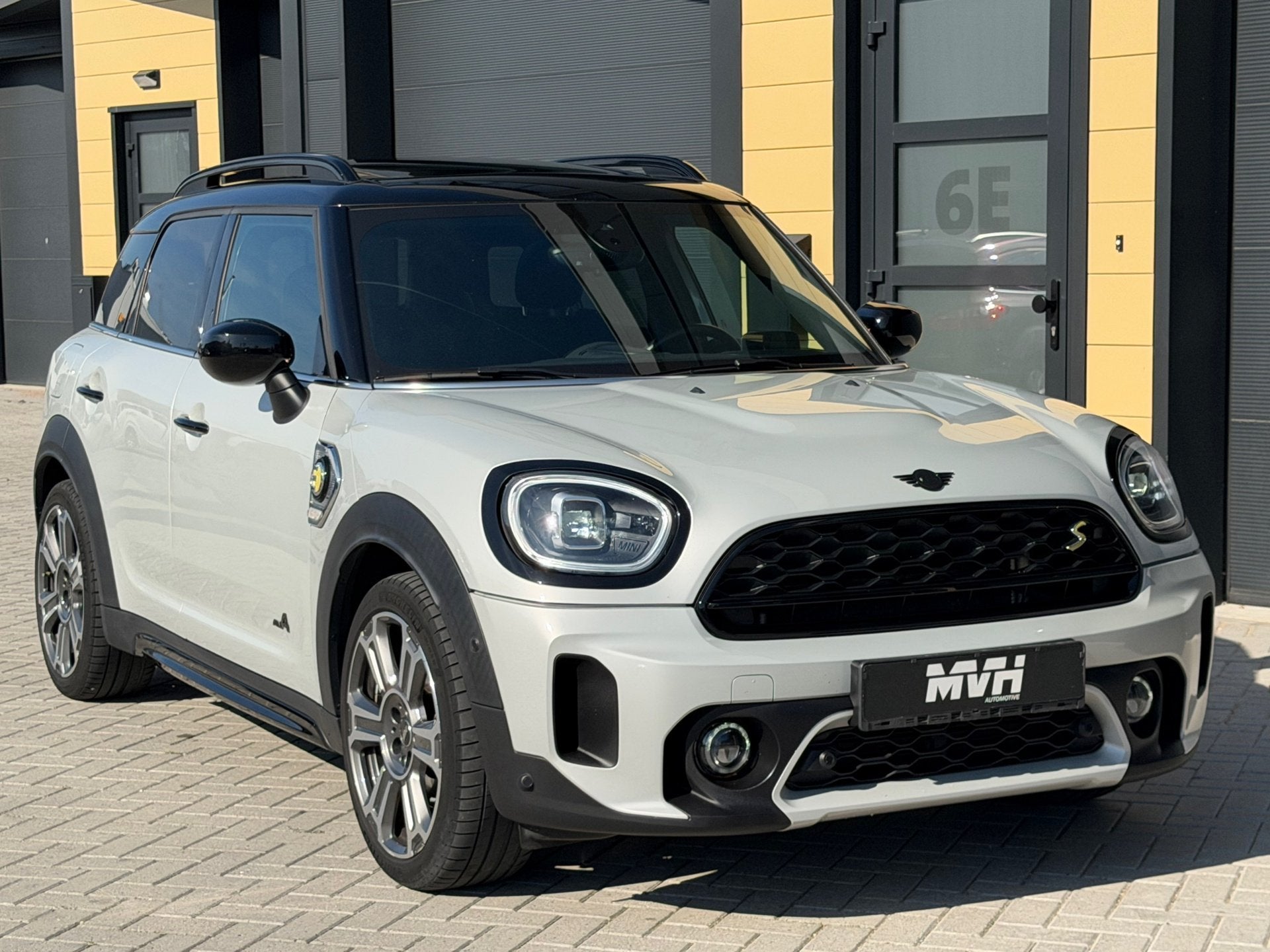 Mini Countryman 1.5 Cooper S E ALL4 PHEV - PANO - H&K - LEDE, Automaat, Dealer onderhouden, Gebruikt, Zwart