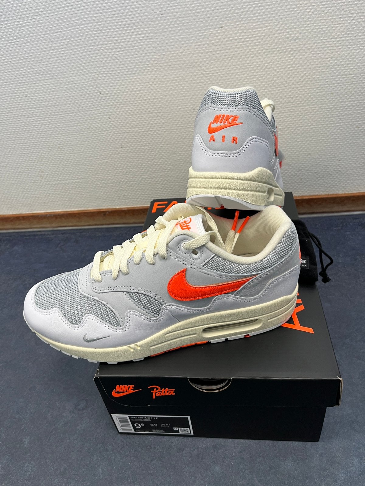 Patta Nike Air Max 1 White/Hyper Crimson-Pure Platinum mt 43, Overige kleuren, Nieuw, NIKE, Ophalen of Verzenden