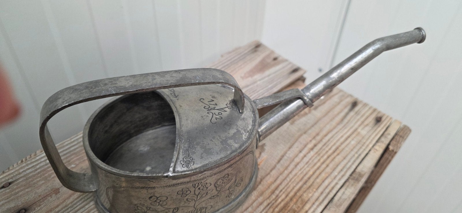 Antieke tinnen gieter uit de 18e eeuw met gegraveerde deco, Ophalen of Verzenden