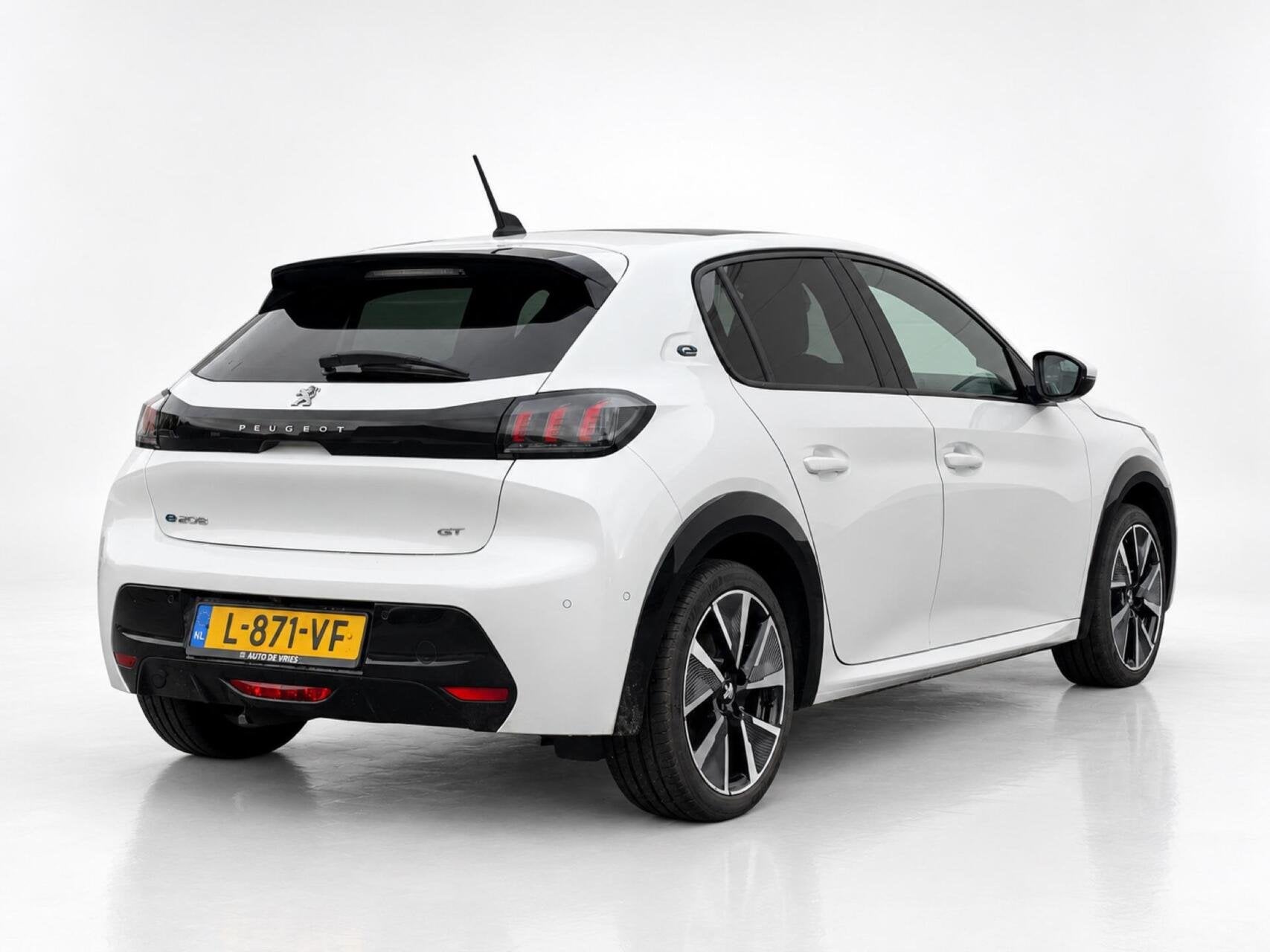Peugeot e-208 EV GT Pack 50 kWh 3-Fase | SOH 88% | Panoramda, Auto's, Dealer onderhouden, 136 pk, Gebruikt, Zwart