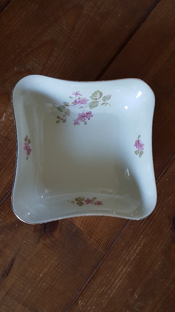 Vintage beige schaal met roze bloemen en goudkleurig accent, Ophalen of Verzenden