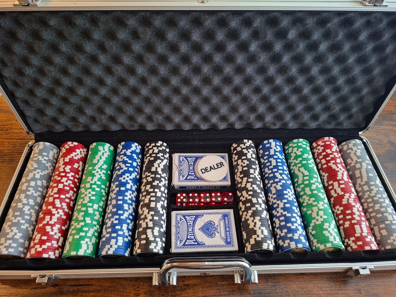 Pokerset in aluminium koffer met 500 chips, Hobby en Vrije tijd, Gezelschapsspellen | Kaartspellen, Vijf spelers of meer, Ophalen of Verzenden